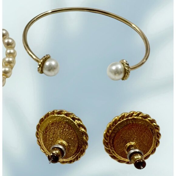 VTG Glass Pearl Necklace 18" Creamy Hand Knotted, Button Earrings, Bracelet - Picture 5 of 8